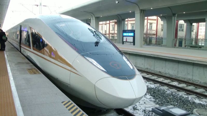 Čína se chlubí novým vlakem. Jezdí bez strojvůdce rychlostí až 350 km/h